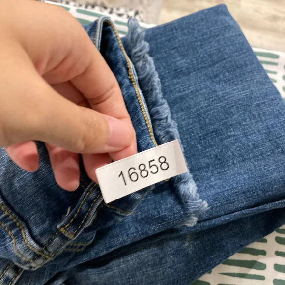 Kancan Blue Distressed Floral Embroidered Frayed Hem Slim Crop Jeans size 27 - Picture 12 of 12